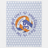 ブルーオレンジのバレーボールコートは私の幸せな場所である フリースブランケット (正面)