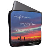 ブルーオレンジサンセットフォトア独身のドリーム引用文 ラップトップスリーブ (正面右)