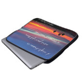 ブルーオレンジサンセットフォトア独身のドリーム引用文 ラップトップスリーブ (正面下部)