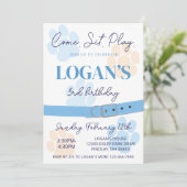 ブルーオレンジドッグポープリント誕生日パーティー任意の年齢 招待状 (スタンド正面)