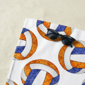 ブルーオレンジバレーボールチームの色スポーティな女の子 ビーチタオル (インサイチュ)