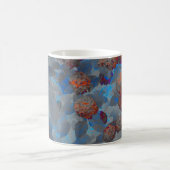 ブルーオレンジ色の花柄デジタルアート コーヒーマグカップ (中央)