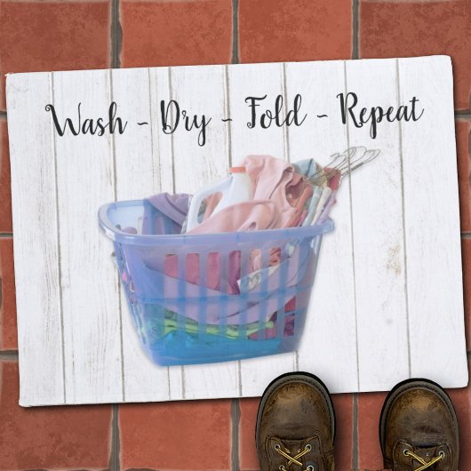 ブルーカカラフルゴのハンガーで畳んだ洗濯物 ドアマット