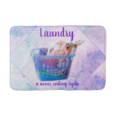 ブルーカカラフルゴのハンガーで畳んだ洗濯物 バスマット (正面)