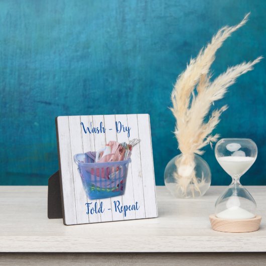 ブルーカカラフルゴのハンガーで畳んだ洗濯物 フォトプラーク (インサイチュ)