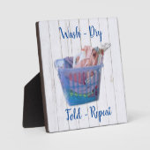 ブルーカカラフルゴのハンガーで畳んだ洗濯物 フォトプラーク (正面)