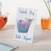 ブルーカカラフルゴのハンガーで畳んだ洗濯物 台座サイン (インサイチュ)