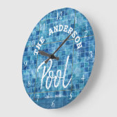ブルーカッコいいタイルスイミングプールファミリーネームカスタムラ ラージ壁時計 (傾斜)