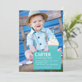 ブルーカップケーキフォトファースト誕生日 招待状 (スタンド正面)