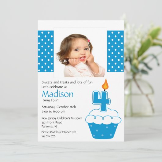 ブルーカップケーキフォト4th誕生日招待状 招待状 (スタンド正面)