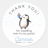 ブルーカップケーキペンギンお祝い少年の誕生日 ラウンドシール (正面)