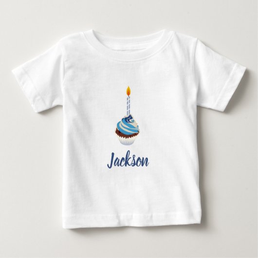 ブルーカップケーキ誕生日キャンドルと名前 ベビーTシャツ (正面)