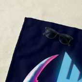 ブルーカブトムシのレトロウェーブシティライト ビーチタオル (インサイチュ)