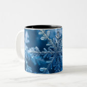 ブルーカラーデジタルアートのクリスマススノーフレーク ツートーンマグカップ (正面左)