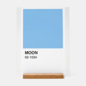 ブルーカラームーンソング – 白い背景 アクリルサイン (正面)