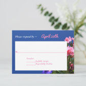 ブルーカントリーウェディングRSVPにピンク&紫の花 出欠カード (スタンド正面)