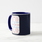 ブルーカーボンファイバー上のホッケーリンク図スタイル マグカップ (正面左)