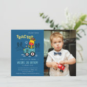 ブルーキレーフインファームトラクターボーイズフォト誕生日 招待状 (スタンド正面)