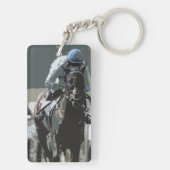 ブルーキーチェーンの騎手を持つ競走馬 キーホルダー (裏面)