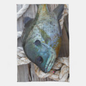 ブルーギルの魚を波止場とロープに キッチンタオル (縦)