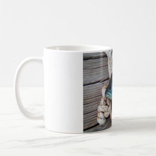 ブルーギルの魚を波止場とロープに コーヒーマグカップ (左)