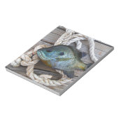 ブルーギルの魚を波止場とロープに ノートパッド (回転)