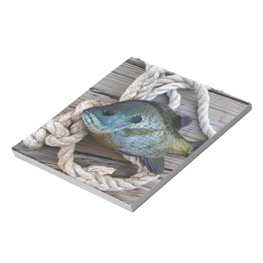 ブルーギルの魚を波止場とロープに ノートパッド (回転)