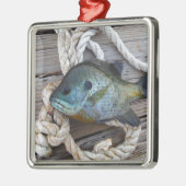 ブルーギルの魚を波止場とロープに メタルオーナメント (左)