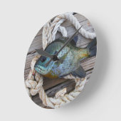 ブルーギルの魚を波止場とロープに ラウンド壁時計 (傾斜)