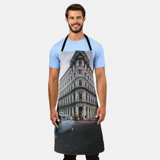 ブルークラシックヴィンテージカー街並み エプロン (着用した状態)