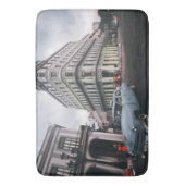 ブルークラシックヴィンテージカー街並み バスマット (正面縦)