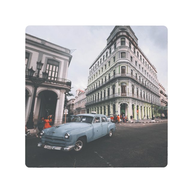 ブルークラシックヴィンテージカー街並み メタルプリント (正面)