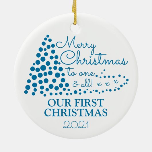 ブルークリスマスツリー、私たちの初めてのクリスマスクリスマス セラミックオーナメント (裏面)