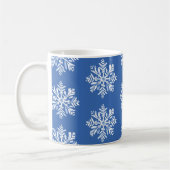 ブルークリスマスホリデーパターン上の白いスノーフレーク コーヒーマグカップ (左)