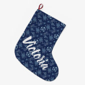 ブルークリスマス 上品なスノーフレーク柄 ラージクリスマスストッキング (正面 (吊り時))