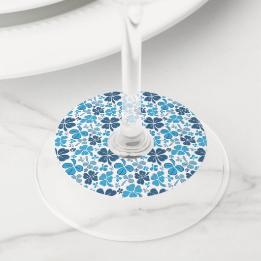 ブルークローバーシャムロックパターンセントパトリックの日 ワイングラスタグ (クローズアップ)