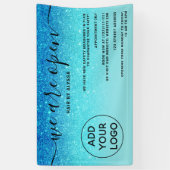 ブルーグリッターグラデーションロゴ赤面ピンクオープン 横断幕 (縦)