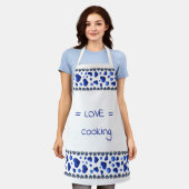 ブルーグリッターハートオンホワイトエプロン エプロン (着用した状態)