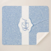 ブルーグリッターモノグラム シェルパブランケット (正面(横))
