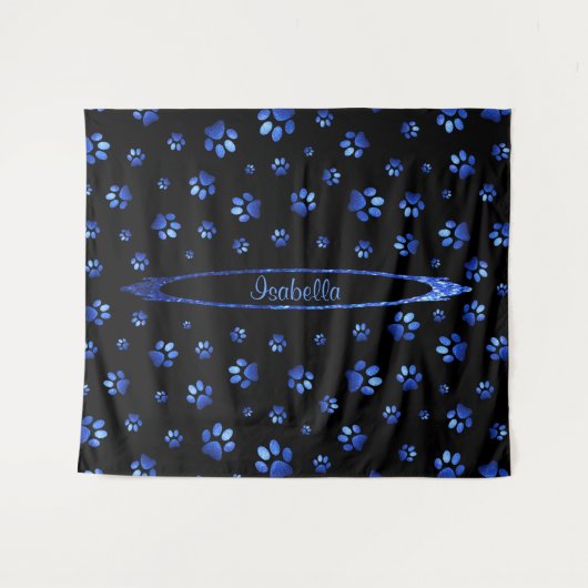 ブルーグリッター犬の足パターンモノグラム タペストリー (正面(横))