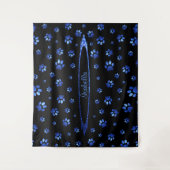 ブルーグリッター犬の足パターンモノグラム タペストリー (正面)