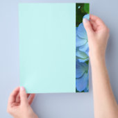 ブルーグリーンの花をテーマにしたフライヤー紙デザイナー チラシ (手)