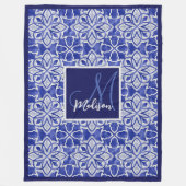 ブルーグレイエレガント幾何学的シームレスモノグラム フリースブランケット (正面)