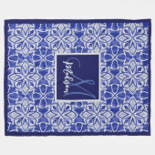 ブルーグレイエレガント幾何学的シームレスモノグラム フリースブランケット (正面(横))