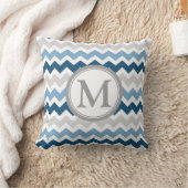 ブルーグレーのシェブロンのモノグラムの装飾的な枕 クッション (ブランケット)