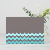 ブルーグレーシェブロンカスタムベビーシャワー招待状 招待状 (スタンド正面)