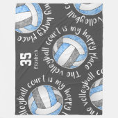 ブルーグレーバレーボールのコート彼女の幸せな場所 フリースブランケット (正面)