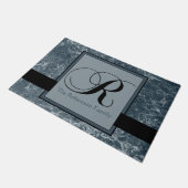 ブルーグレー大理石パターンブラックモノグラムR名前の追加 ドアマット (アングル)