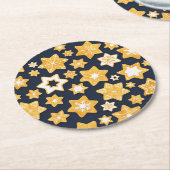 ブルーグレー背景のクリスマスクッキーリース ラウンドペーパーコースター (アングル)