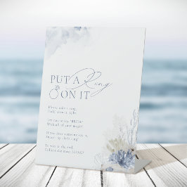 ブルーコーラルがリングを付けたブライダルシャワーゲーム 台座サイン